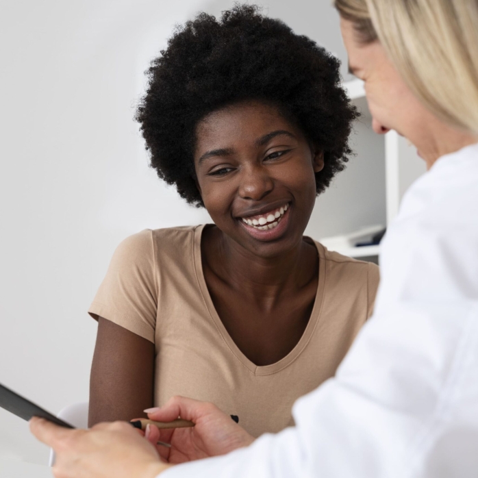 side-view-smiley-doctor-patient